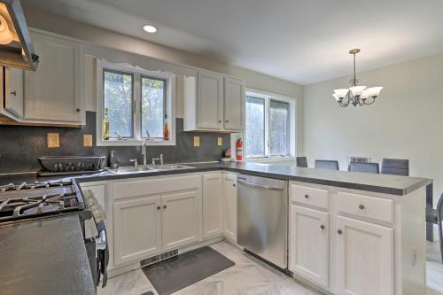 Modern Bushkill Home With Deck - 7 Mi To Falls!