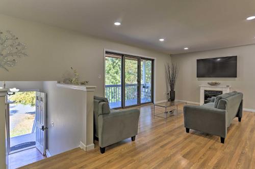 Modern Bushkill Home With Deck - 7 Mi To Falls!