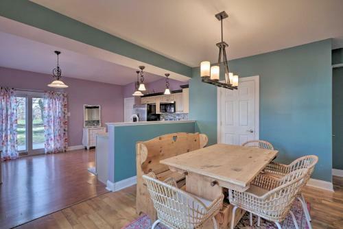 Colorful Abode With Yard, 9 Mi To Sesame Place!