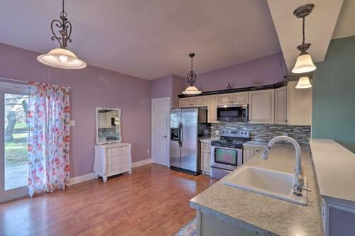Colorful Abode With Yard, 9 Mi To Sesame Place!