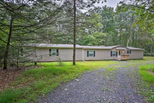 Spacious Kunkletown Home With Full Game Room And Deck!