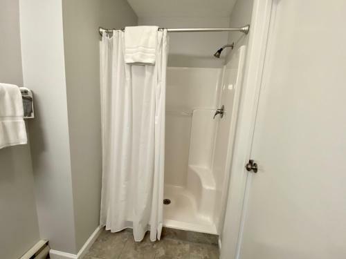 Hotel East Shore Lodging
