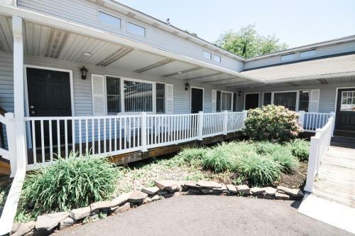 Hotel East Shore Lodging