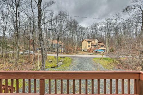 Pocono Mountain Retreat With Deck And Pool Access