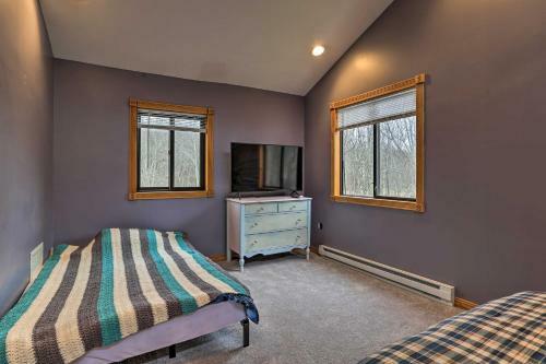 Pocono Mountain Retreat With Deck And Pool Access