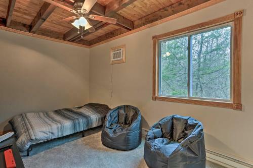 Pocono Mountain Retreat With Deck And Pool Access