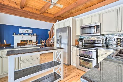 Charming Lake Ariel Cabin With Resort Amenities