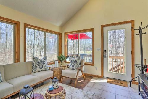 Spacious Outdoor Haven In The Hideout With Deck