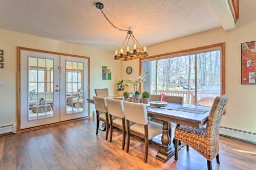 Spacious Outdoor Haven In The Hideout With Deck