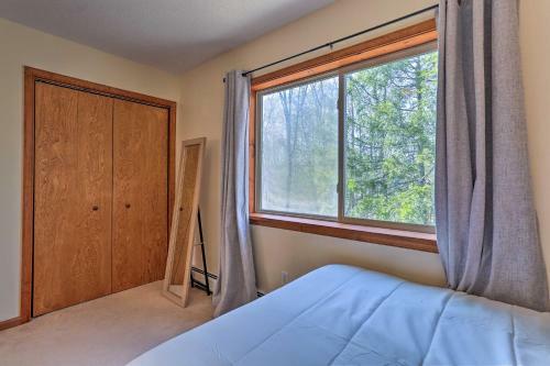 Spacious Outdoor Haven In The Hideout With Deck