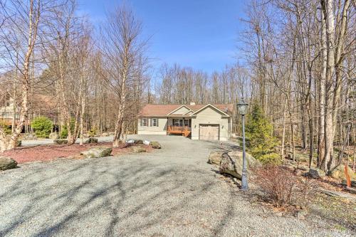 Picturesque Lake Ariel Getaway With Game Room!