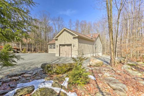 Picturesque Lake Ariel Getaway With Game Room!