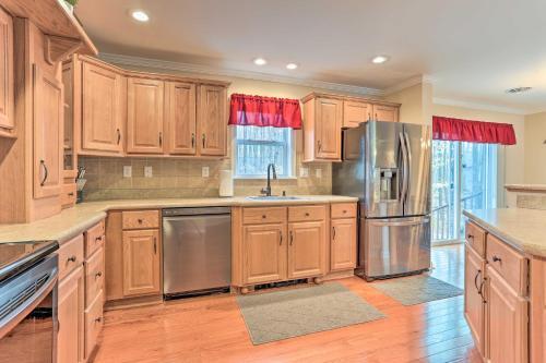 Picturesque Lake Ariel Getaway With Game Room!