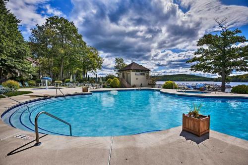 Apartamento Lakefront Poconos Condo With Pool Access And Water Views!