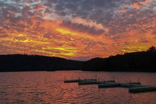 Apartamento Lakefront Poconos Condo With Pool Access And Water Views!