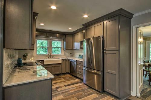 Renovated Lakefront Home With Dock - 11 Mi To Clemson