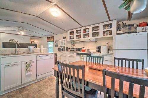 Lovely Lakefront Home With Deck, Kayak Available