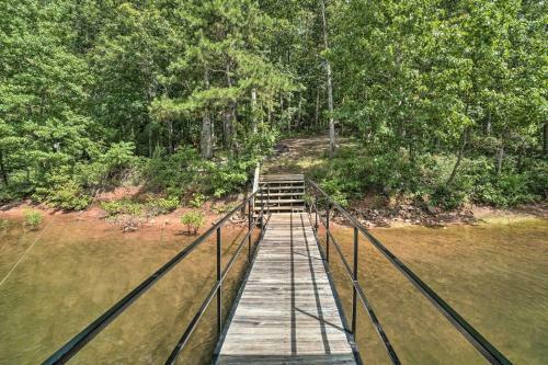 Lovely Lakefront Home With Deck, Kayak Available