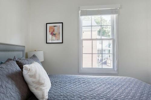 Soak Up The Light At A Chic Duplex 6 Blocks From King Street