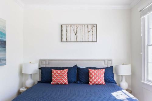 Soak Up The Light At A Chic Duplex 6 Blocks From King Street