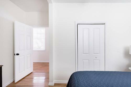 Soak Up The Light At A Chic Duplex 6 Blocks From King Street