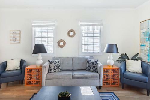 Soak Up The Light At A Chic Duplex 6 Blocks From King Street