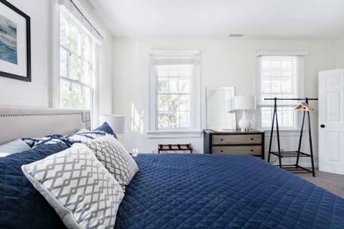 Soak Up The Light At A Chic Duplex 6 Blocks From King Street