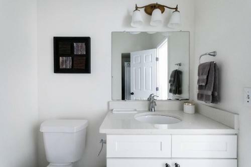 Soak Up The Light At A Chic Duplex 6 Blocks From King Street