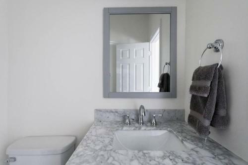 Soak Up The Light At A Chic Duplex 6 Blocks From King Street