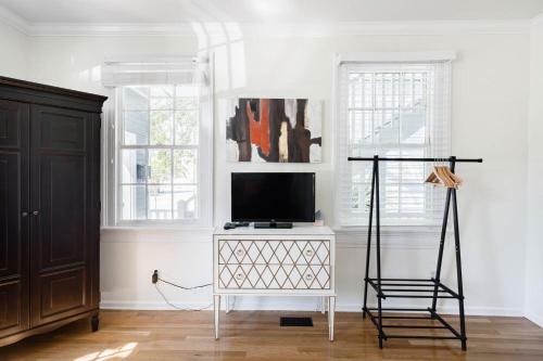 Soak Up The Light At A Chic Duplex 6 Blocks From King Street