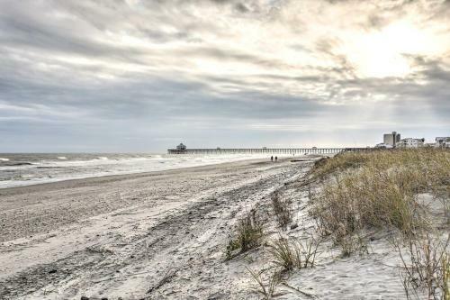 Chic Folly Beach Haven With Deck - Steps To Ocean!
