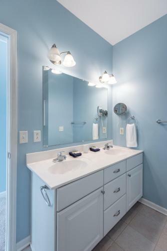 103 Waters Edge ~ 3bed/3bath Townhouse~ Pool~fishing Dock