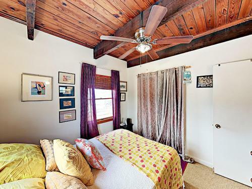 Beachfront Getaway With Huge Deck, Classic Interiors Home