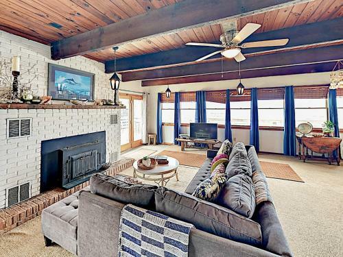 Beachfront Getaway With Huge Deck, Classic Interiors Home