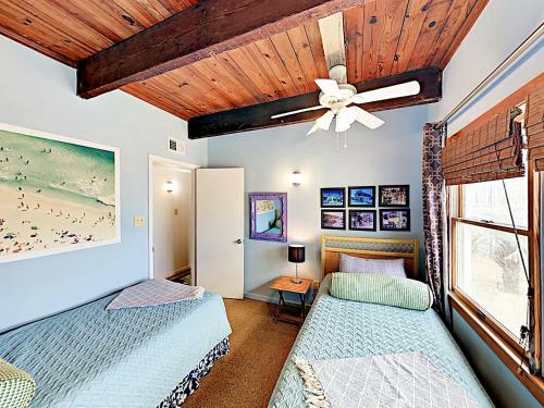 Beachfront Getaway With Huge Deck, Classic Interiors Home