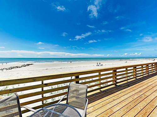 Beachfront Getaway With Huge Deck, Classic Interiors Home
