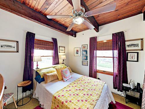 Beachfront Getaway With Huge Deck, Classic Interiors Home