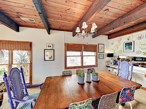 Beachfront Getaway With Huge Deck, Classic Interiors Home