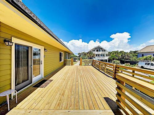 Beachfront Getaway With Huge Deck, Classic Interiors Home