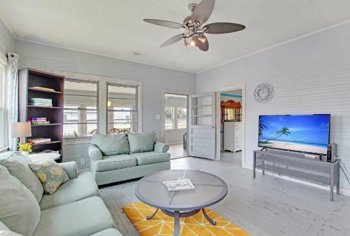 Apartamento New Listing! Boogie Down & Surf?s Up: 2-unit Home Duplex
