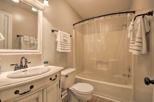Apartamento Spacious Greenwood Getaway - 2 Mi To Main St!