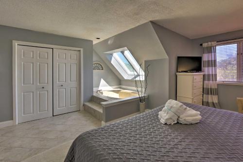 Apartamento Colorful Condo Steps To Harbor And Beach Access!