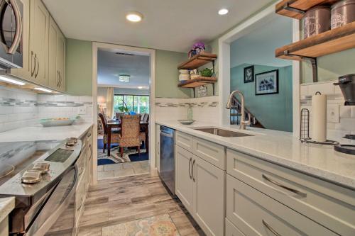 Renovated Villa With 1st-floor Master Walk To Beach