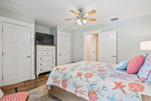 New! Renovated Villa With Golf Views Walk To Beach!
