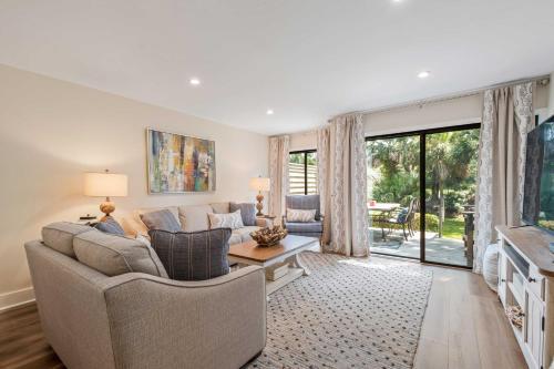 New! Renovated Villa With Golf Views Walk To Beach!