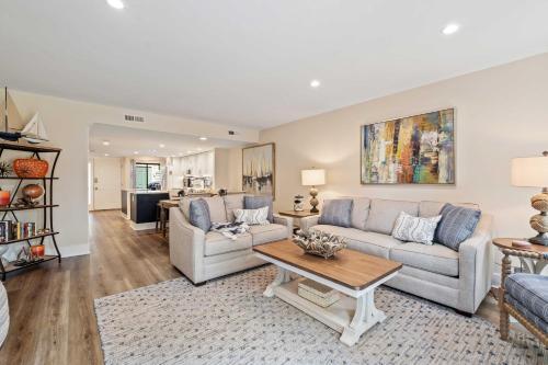 New! Renovated Villa With Golf Views Walk To Beach!