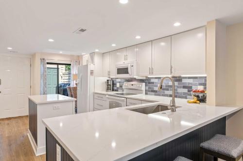 New! Renovated Villa With Golf Views Walk To Beach!