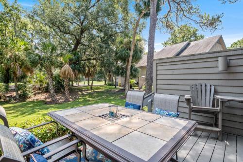 New! Renovated Villa With Golf Views Walk To Beach!