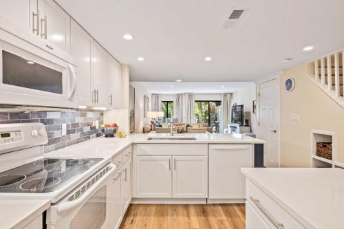 New! Renovated Villa With Golf Views Walk To Beach!