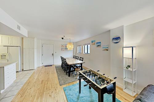 Apartamento Coveted Top-floor Corner Unit - Foosball, Balcony Condo